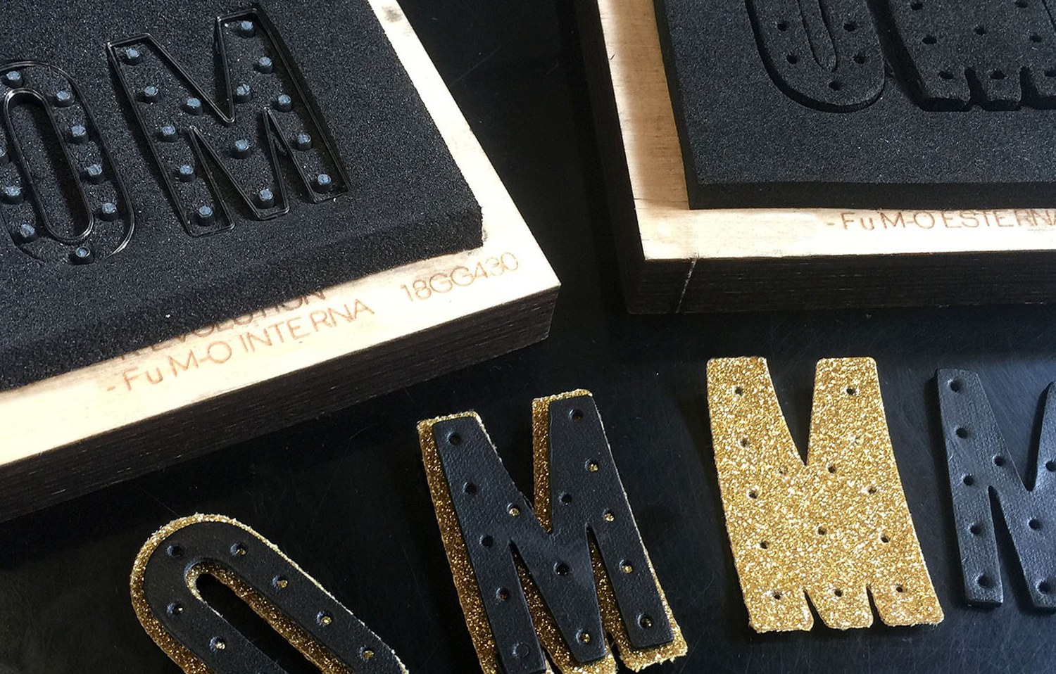 Campioni di nobilitazione con lettere e dettagli decorativi